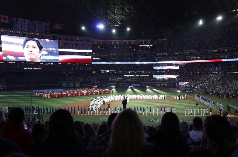 ワールドシリーズのオープニングセレモニー。讃井さんもブルージェイズの一員として登場した　©︎Gina Ferazzi / Los Angeles Times via Getty Image