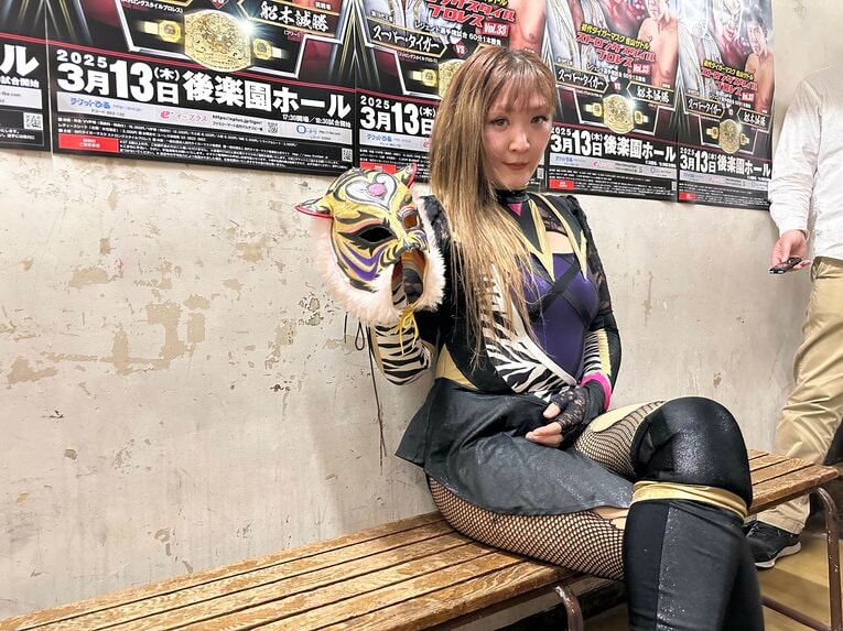 試合後にタイガー・クイーンのマスクを脱いだVENY　©Norihiro Hashimoto