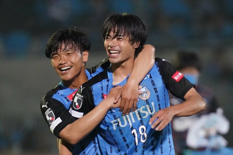 2020年、川崎F優勝の原動力となった大卒ルーキー（当時）の旗手怜央と三笘薫　©Etsuo Hara/Getty Images