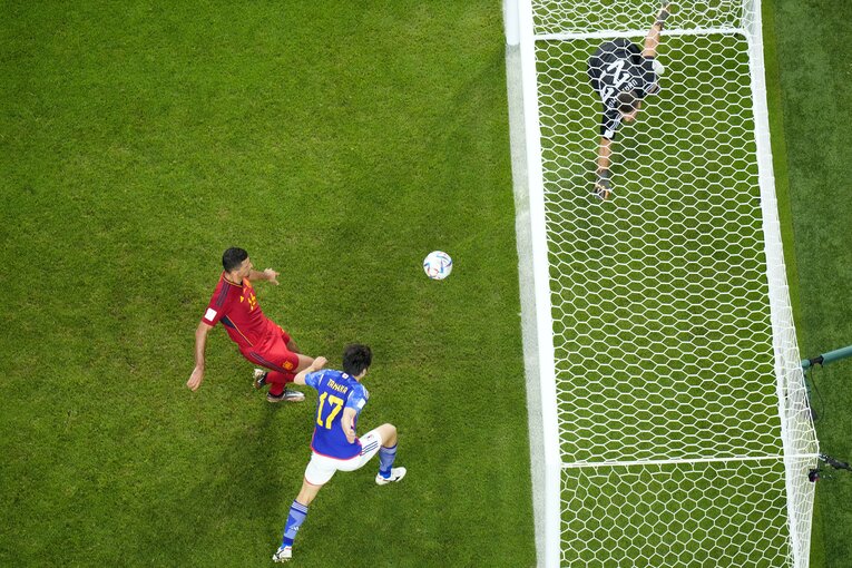 “三笘の1ミリ”写真の後に撮られた1枚。田中だけがボールがこの場所に来ることを信じて走っているのがわかる　©Petr David Josek/AP=AFLO