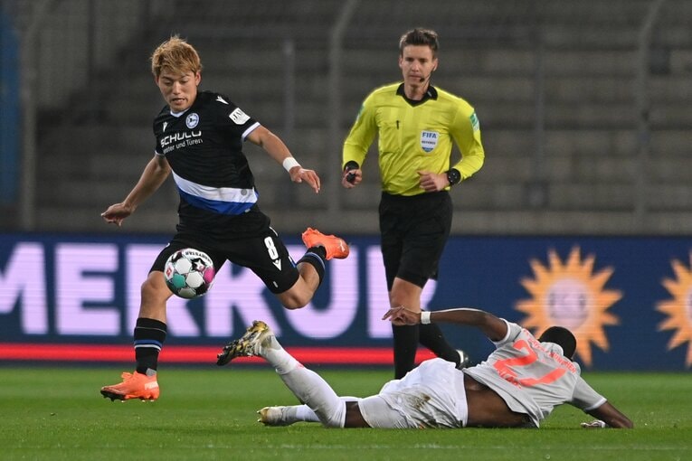 レアル・マドリーへ移籍を決めたDFダビト・アラバをかわす堂安律　©︎Getty Images