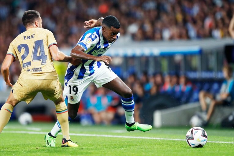 久保建英は「2ケタ得点」狙えるのでは…名手シルバと“精度の差”はあれど、カメラマンが感じたワケ〈バルサ戦好守で同点弾の起点〉(31)