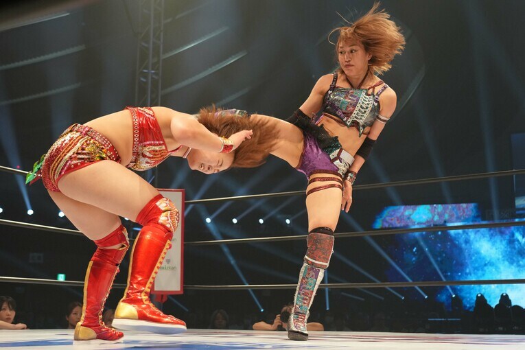 朱里のキックをギリギリでかわすSareee　©Essei Hara