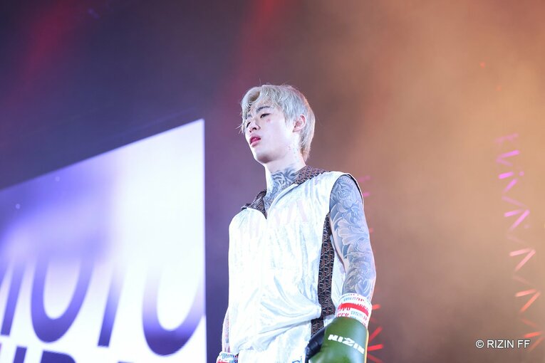 入場する平本。今大会では最後の発表カードだった　©RIZIN FF