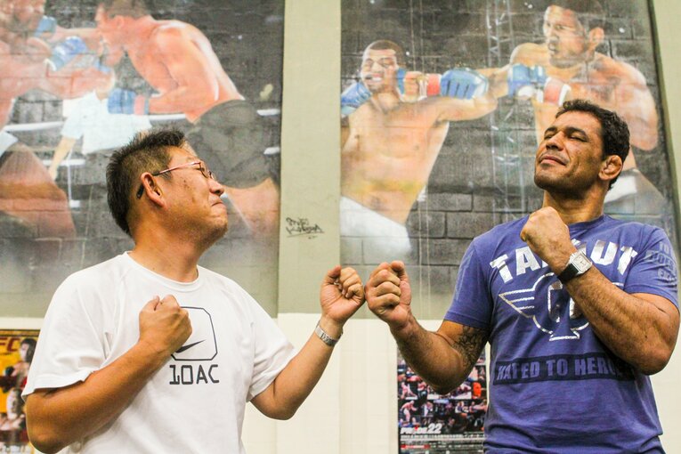 ブラジルで撮影したノゲイラと筆者の2ショット