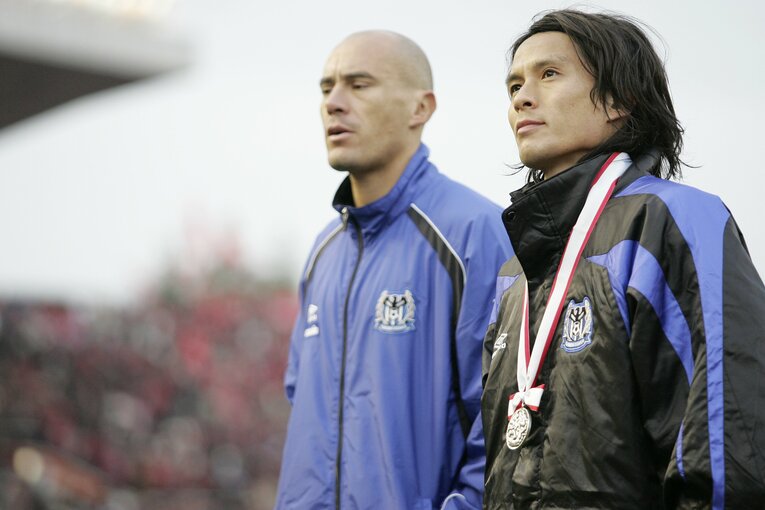 ガンバ時代のシジクレイと宮本　©Sports Graphic Number