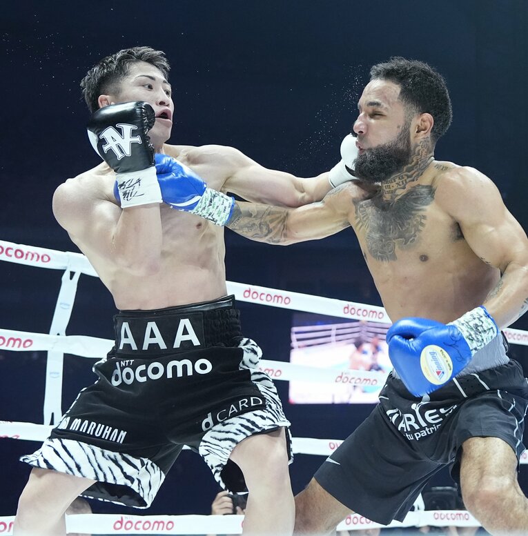 前に出るネリ。井上尚弥はショートレンジのフックで迎撃　©Naoki Fukuda