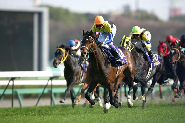 スタートで大きく遅れながらも、別次元の強さを見せつけたディープインパクトの皐月賞　©BUNGEISHUNJU