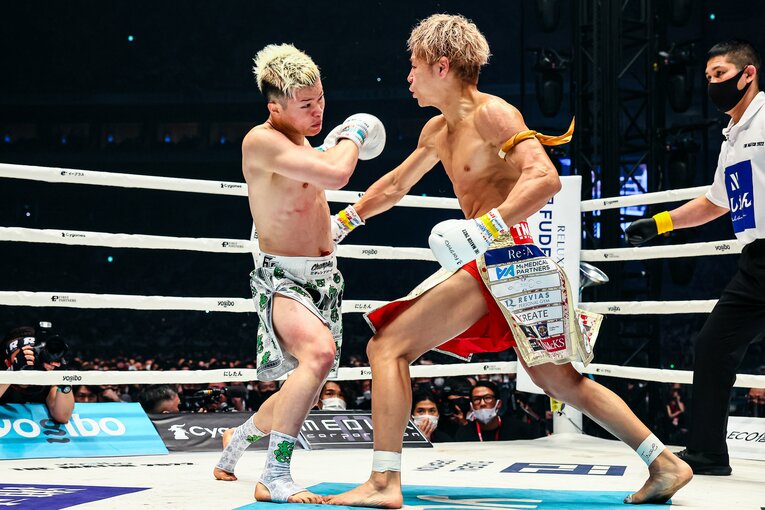 那須川天心が武尊からダウンを奪ったカウンターの左フック（連続写真）　©THE MATCH 2022/Susumu Nagao