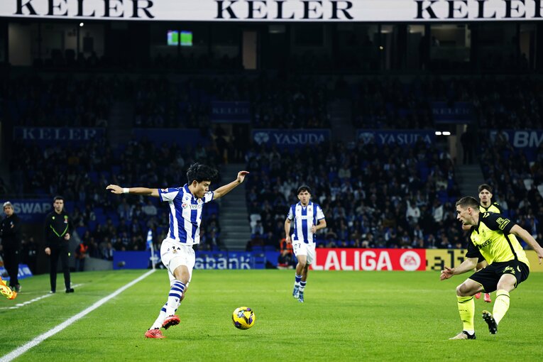 「クボは守備が力強くなったが、まだダメだ」中2日フル出場MVP久保建英へ辛口の愛…“ソシエダ会員歴44年”ホテルマンと「試合後つった足」(5)