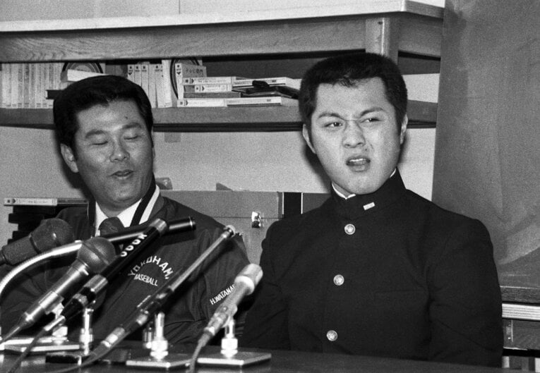 ドラフト会議でロッテオリオンズに1位指名された直後、愛甲猛は苦い表情で会見に臨んだ　©Sankei Shimbun