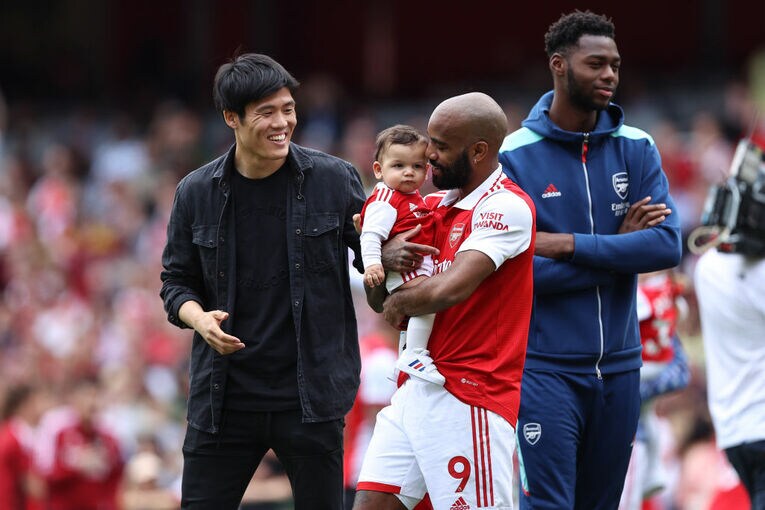 ラガゼットと談笑する冨安　©Getty Images