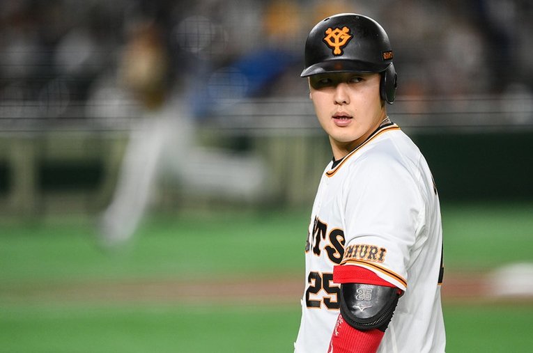 3ラン本塁打の多さが話題となっている岡本和真。球界の看板とも言える「巨人の4番打者」の貫禄を身に付けられるか ／ photograph by Nanae Suzuki