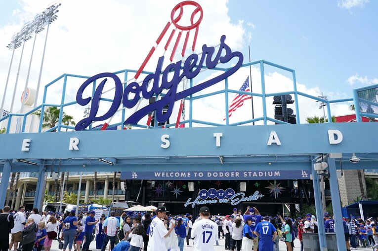 ドジャー・スタジアムの周辺では17の背番号を着たファン　©︎Shizuka Minami