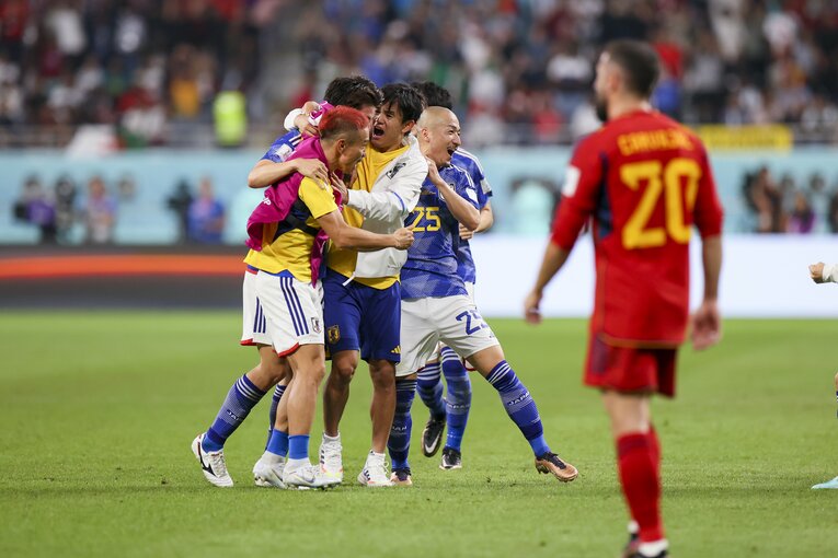 田中を祝福するメンバーたち（奇跡のゴールシーン　48／57）©Kaoru Watanabe/JMPA