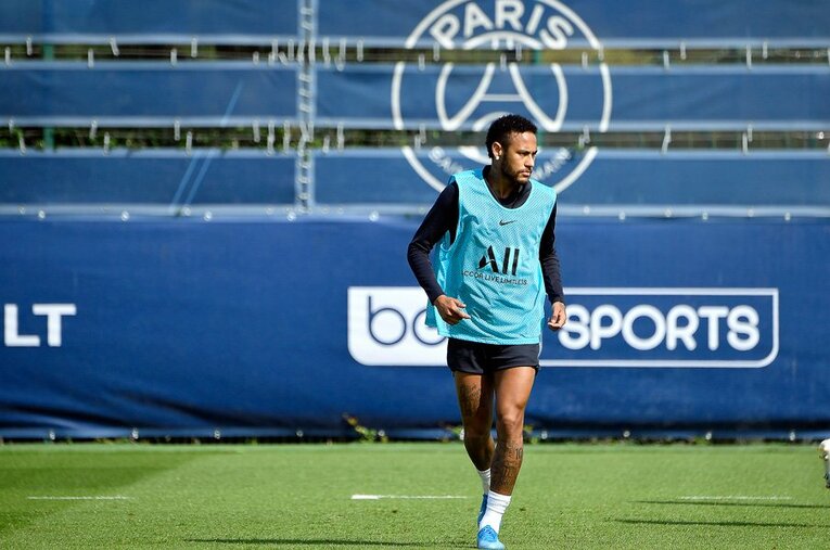 二転三転の挙句、結局パリにとどまることになったネイマール。その未来は明るいのだろうか。 ／ photograph by Getty Images