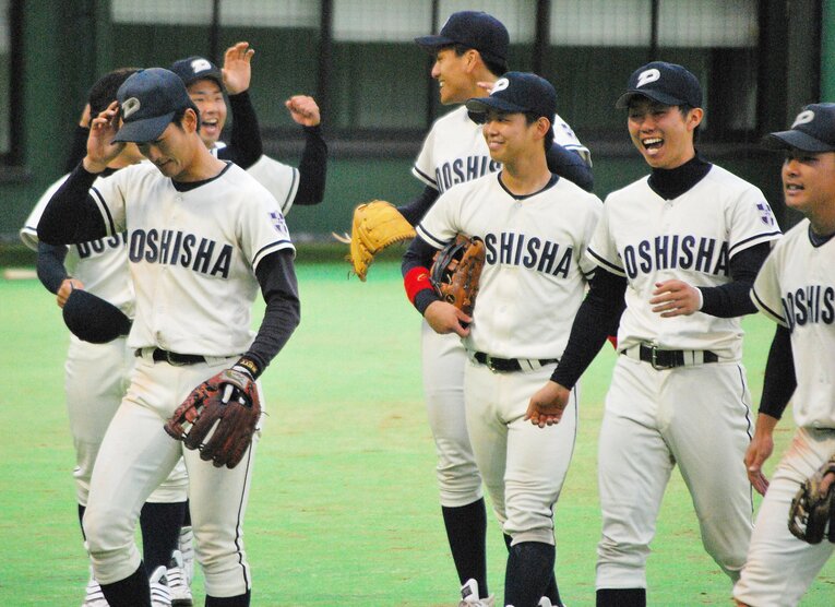 高校で春夏連覇を達成後は同志社大へ。大学でも主力としてチームを引っ張った（右から3人目が白水監督）　©JIJI PRESS