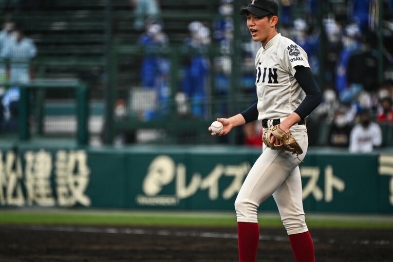 2022年のセンバツは背番号10だったものの実質的には前田悠伍との2枚看板の立場だった　©Nanae Suzuki