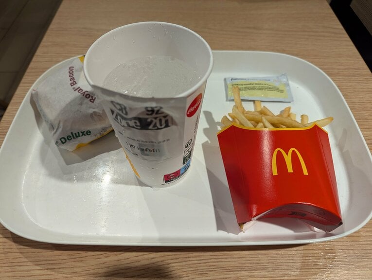 マクドナルドで注文したロイヤルベーコンバーガーとポテトのセット　©Yu Saito 