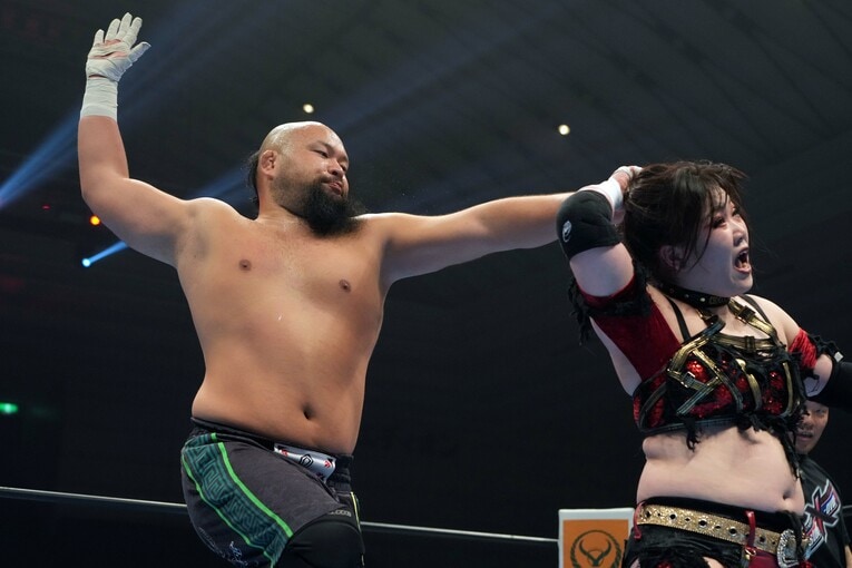 鈴季すずの髪をつかむオーカーン　©Essei Hara