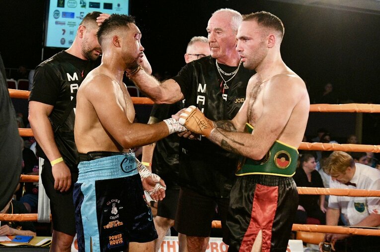 試合後に健闘を称え合ったチャンピオンのマヌーと内藤律樹　©Kokou Sekine