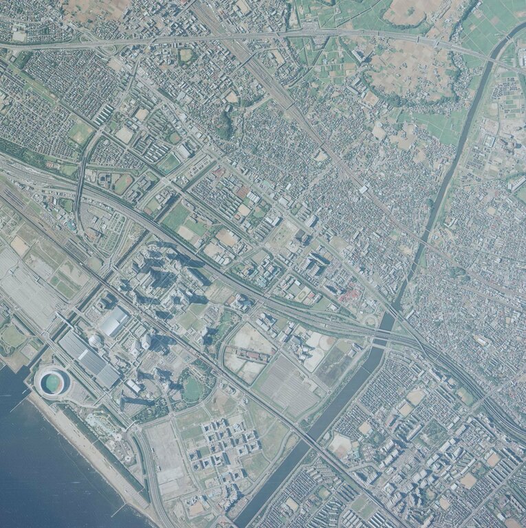 1997年に撮影された幕張付近の航空写真。60～70年代に埋め立て工事が進んだことがよく分かる。左下に見える円形がZOZOマリンスタジアム　出典：国土地理院の空中写真