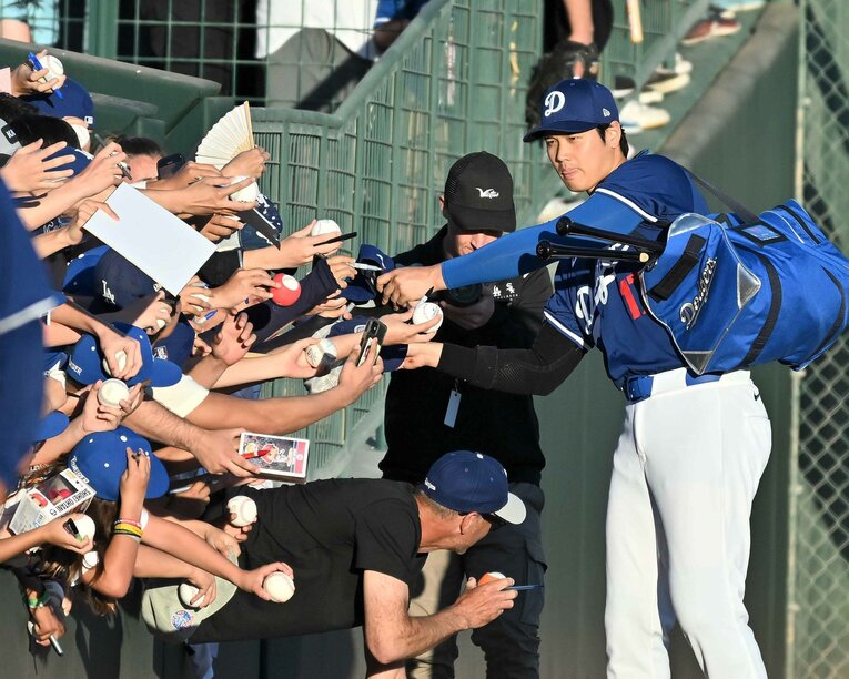 大谷さん、サインください！　©JIJI PRESS