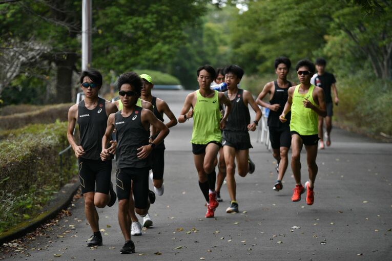 所沢キャンパス内で練習する早稲田大学競走部 ／ photograph by Satoshi Wada