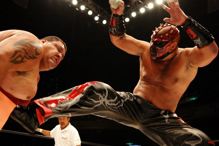 曙と戦うムタ。2005年8月4日、後楽園ホール