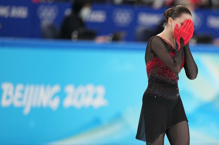 北京五輪フリーの直後、顔を覆ったワリエワ　©Getty Images