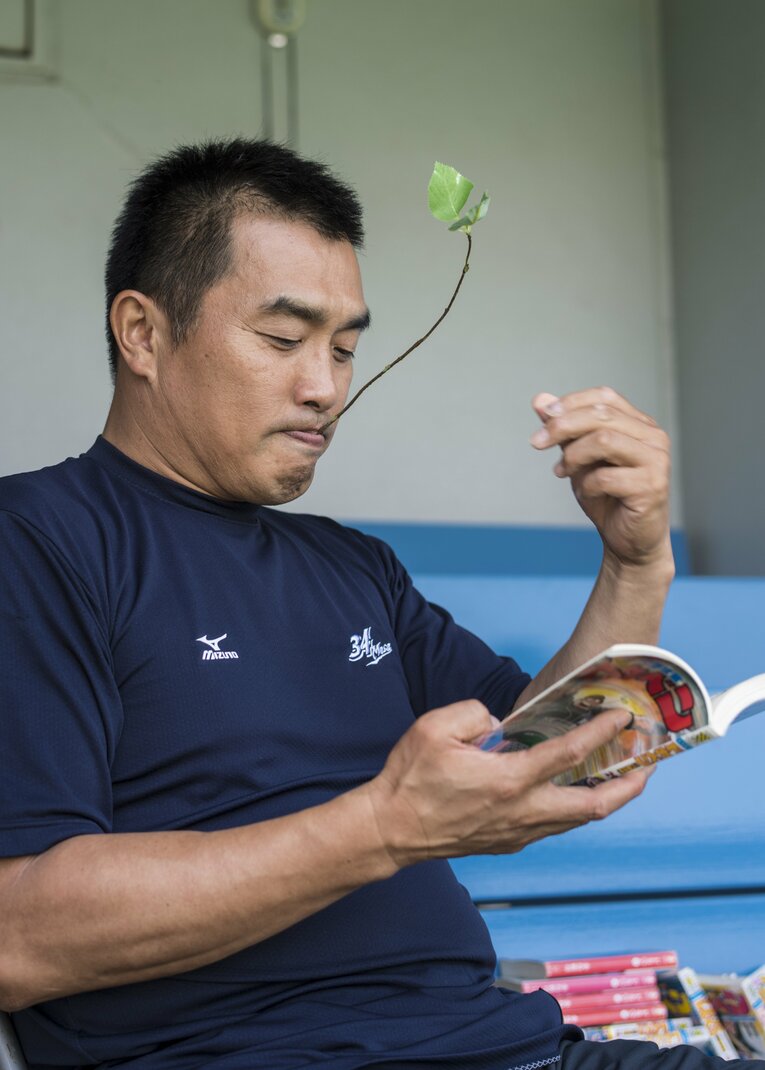 葉っぱをくわえて「ドカベン」岩鬼正美を再現する山本昌　©Takuya Sugiyama