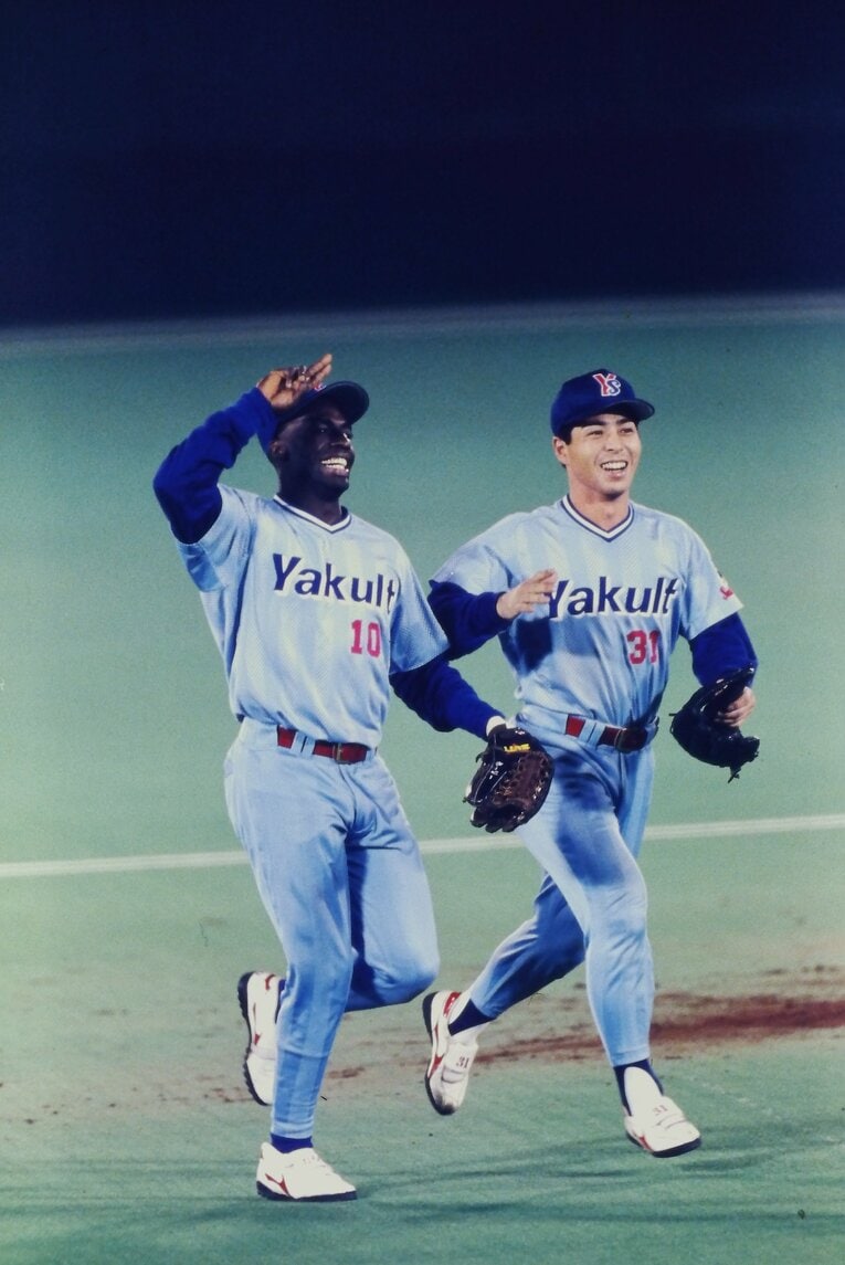 1997年のヤクルトには自由さもあった。真中と一緒に勝利を喜ぶデュウェイン・ホージーは底抜けの明るさで人気者だった　©Kazuaki Nishiyama