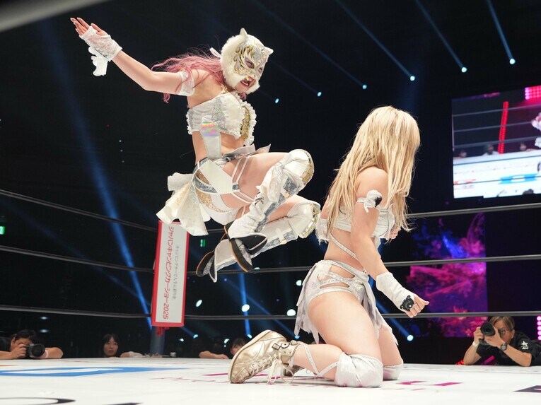 背後からダブルニーを見舞うスターライト・キッド　©Essei Hara