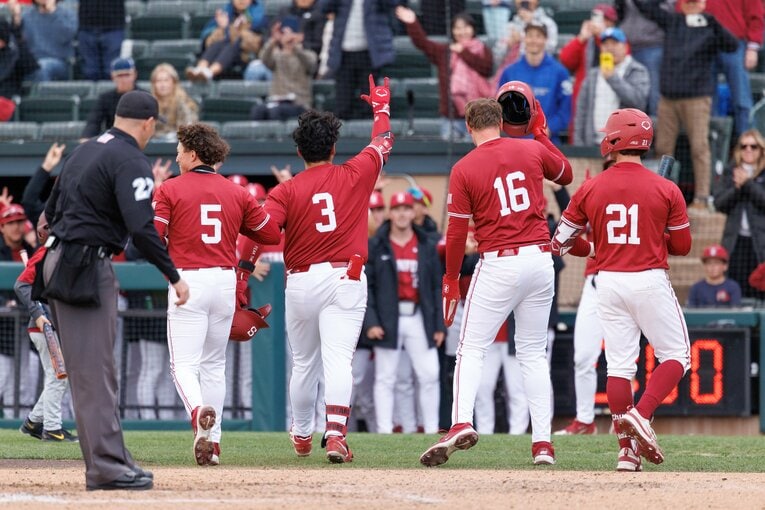 ホームランを放ち、チームメイトたちに祝福される佐々木麟太郎（背番号3）　©︎Bob Drebin/ISI Photos/Getty Images