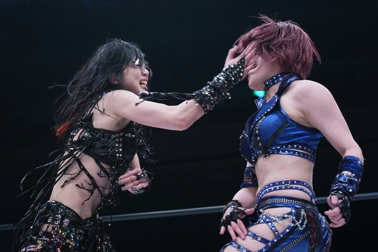 安納サオリの顔面に張り手を放つ上谷沙弥　©Essei Hara