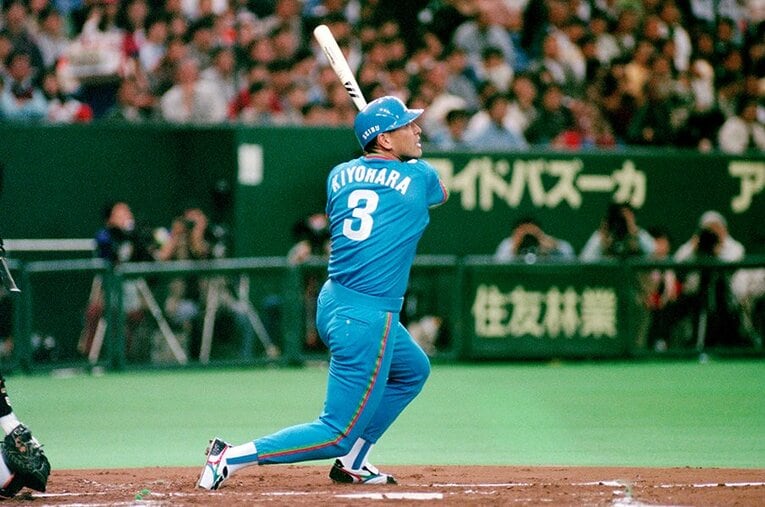 1994年日本シリーズで本塁打を放つ清原和博 ／ photograph by JIJI PRESS