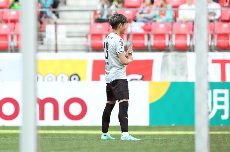 6月3日のアルビレックス新潟戦でPKを決め、忍者ポーズの町野修斗　©︎JIJI PRESS