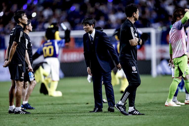 ペルー戦後、選手やスタッフを労う森保監督　©︎Kiichi Matsumoto