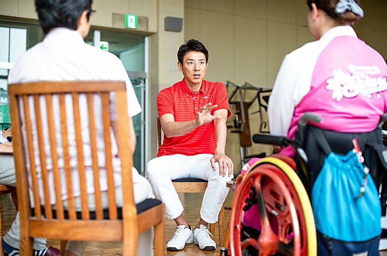 難病、交通事故、練習プールが無い、過酷な練習……多くの困難を事も無げに語る成田真由美さんに松岡修造さんも脱帽気味。 ／ photograph by Yuki Suenaga