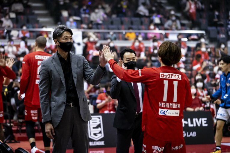 西村文男とハイタッチする大野　©CHIBAJETS FUNABASHI/PHOTO:Atsushi Sasaki