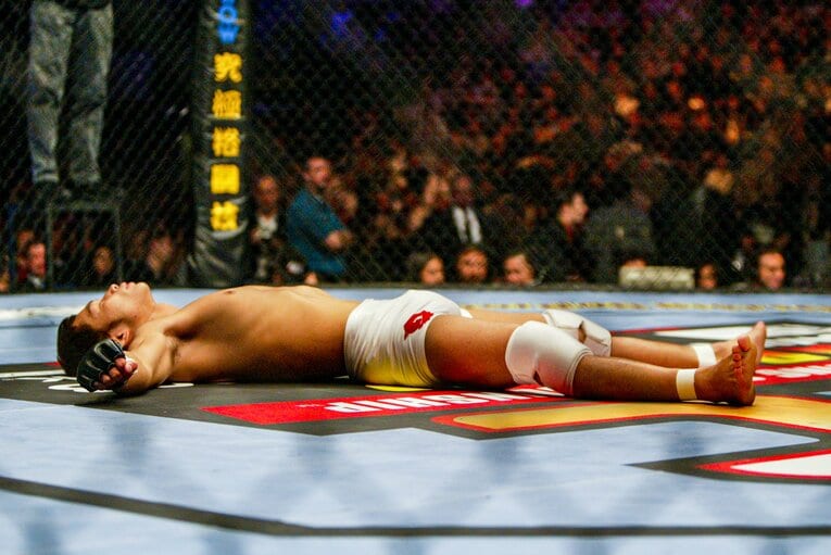 試合前にマットに寝転がる宇野のルーティン　©Susumu Nagao