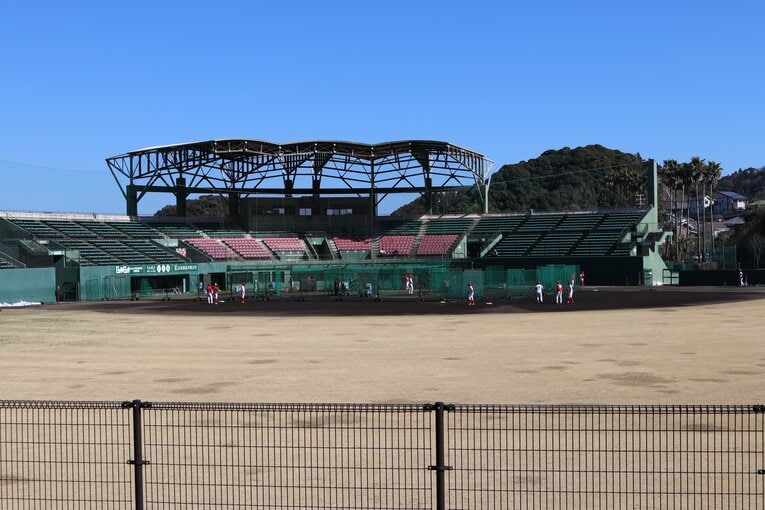 無人の外野席から広島二軍キャンプを見る©Kou Hiroo
