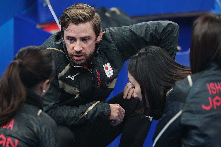 韓国戦のハーフタイム、選手たちに戦術を授けるコーチのジェームス・ダグラス・リンド　©JMPA