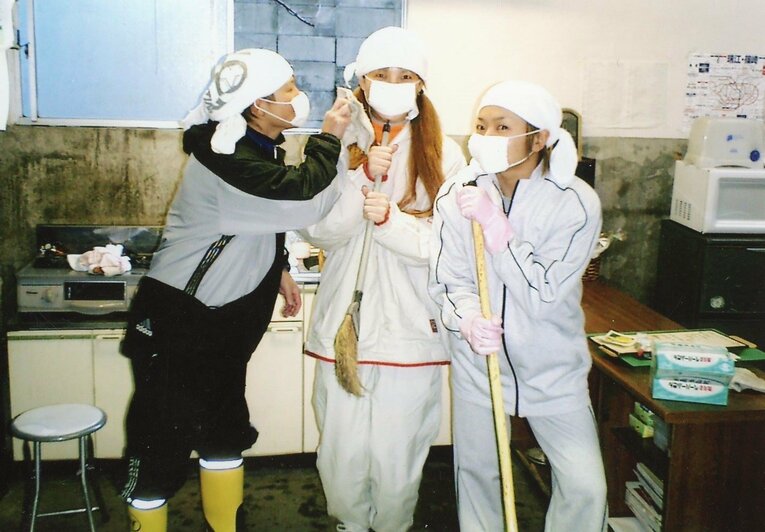 アルシオン時代に道場、事務所内を大掃除。左からAKINO、大向、藤田愛　Ⓒ本人提供