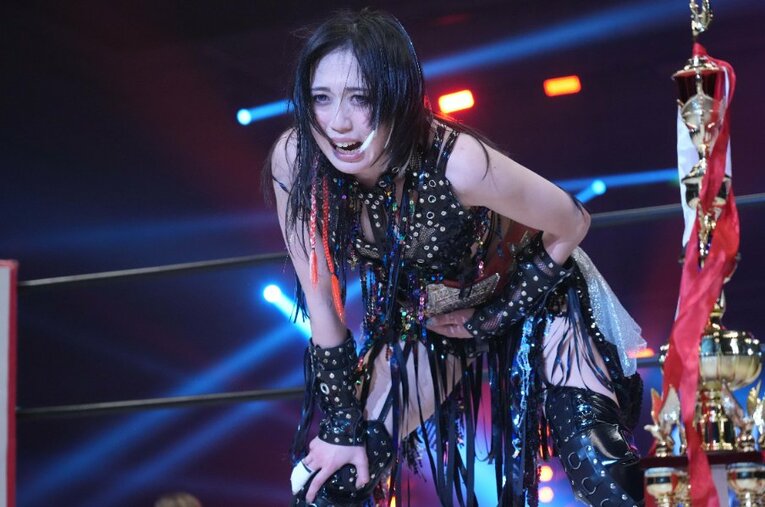 上谷沙弥は右手の指を脱臼したが、スターライト・キッドに勝って赤いベルト9度目の防衛に成功した。2月7日、大阪府立体育会館第1競技場 ／ photograph by Essei Hara