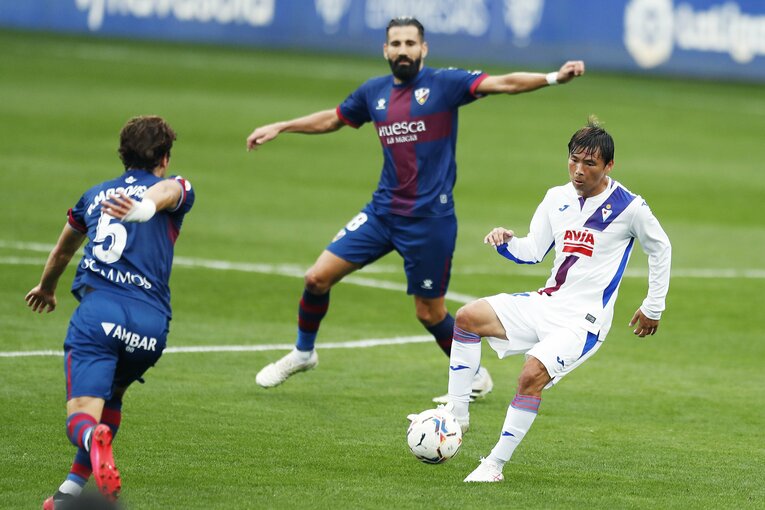 乾貴士が神トラップ＆岡崎慎司に友情の平手打ち!? 武藤嘉紀との“ロシアW杯組”3ショット写真も(7)