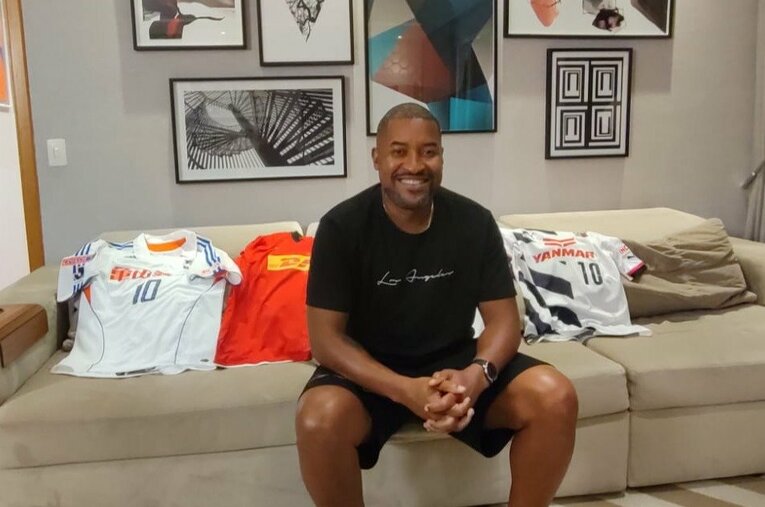 所属クラブのユニフォームを背に　©Hiroaki Sawada