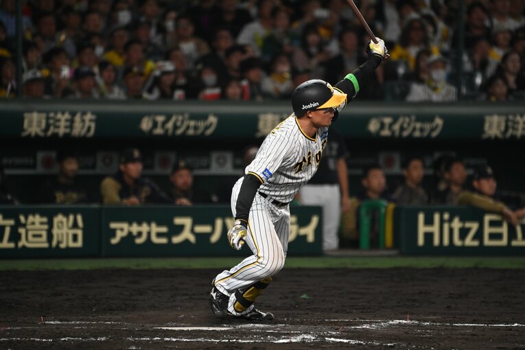 日本シリーズ第5戦で8回に阪神・森下翔太が放った逆転のタイムリー三塁打（2枚目／全5枚）©︎Naoya Sanuki
