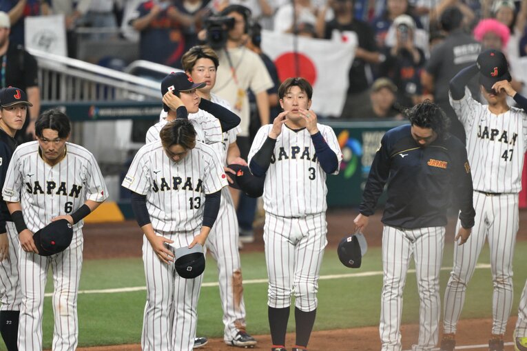 観客へ挨拶をする日本代表　©Nanae Suzuki