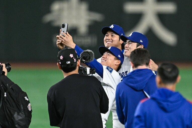 MLB開幕戦の閉幕直後、リラックスした様子を見せる選手たち ©Nanae Suzuki